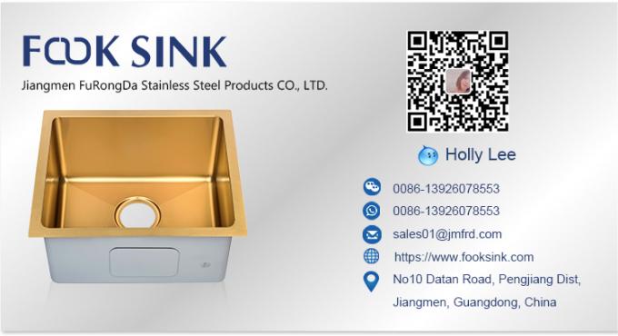 Los grifos contemporáneos montados escritorio del fregadero de cocina